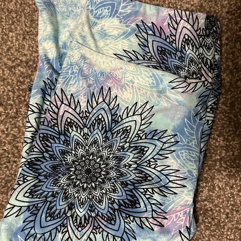 Lularoe blue medallion print leggings. os. NWOT.